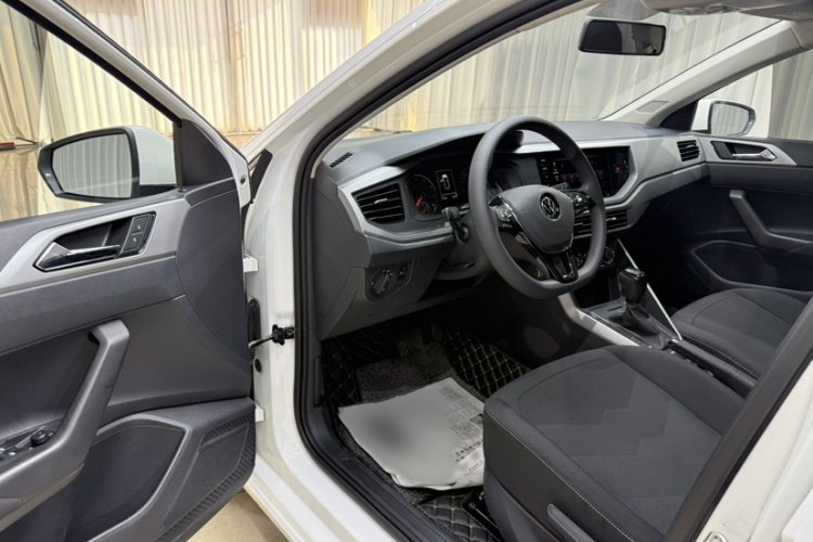 Volkswagen Polo 2021 car image #21