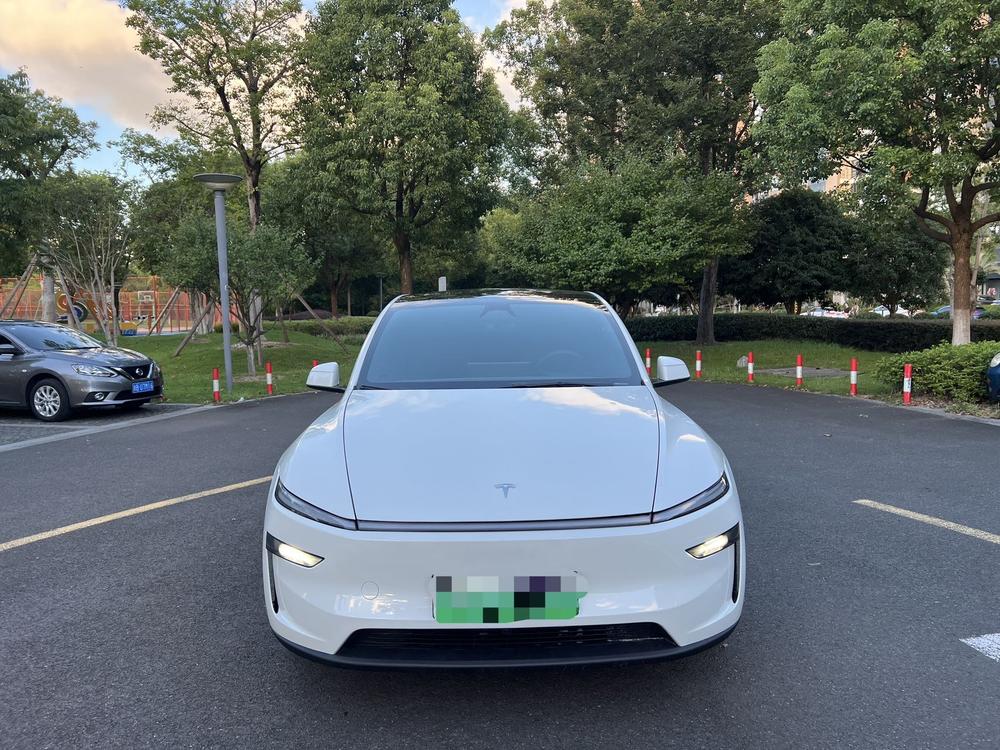 Tesla Model Y 2026 car image #2