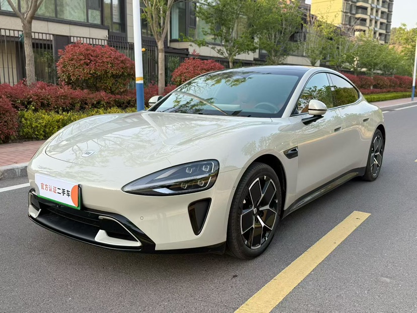 MI SU7 2024 immagine di auto 