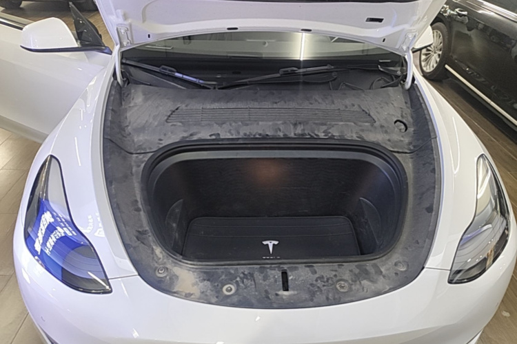 Tesla Model Y 2023 car image #22