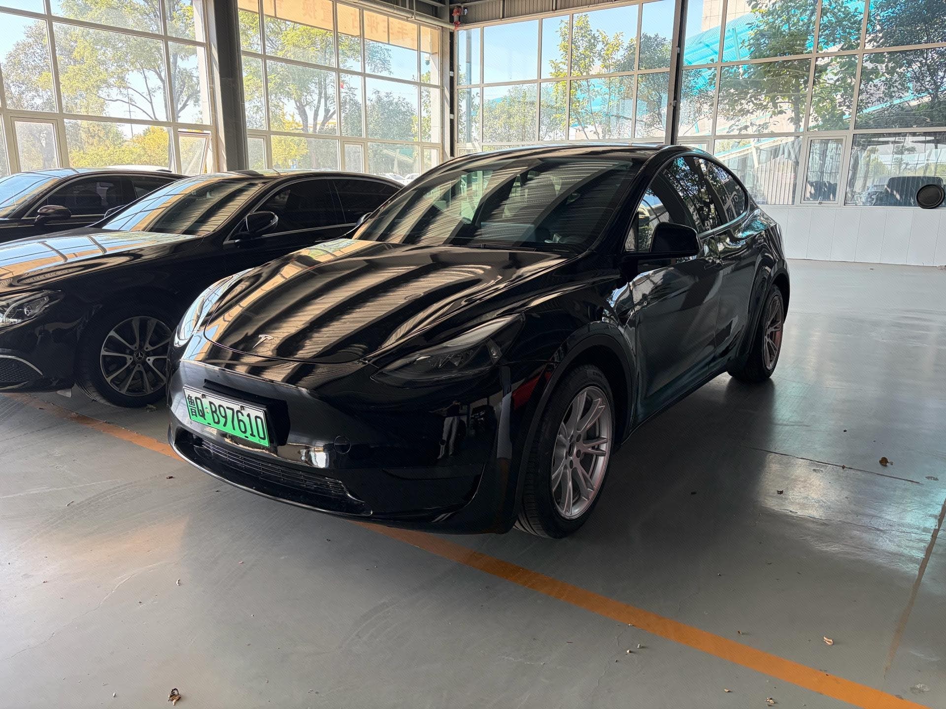 Tesla Model Y 2023 car image 