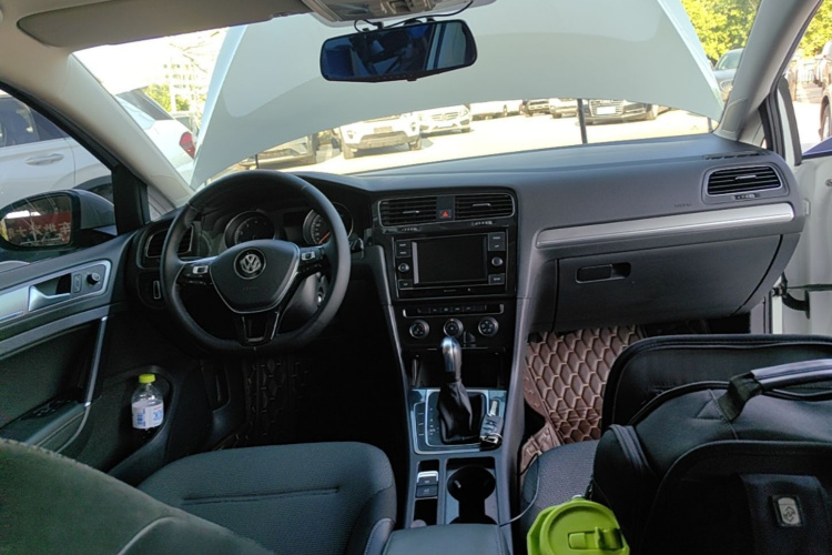 Volkswagen Golf 2018 car image #10