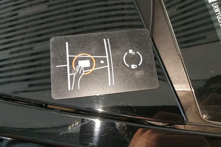 Tesla Model Y 2024 car image #9