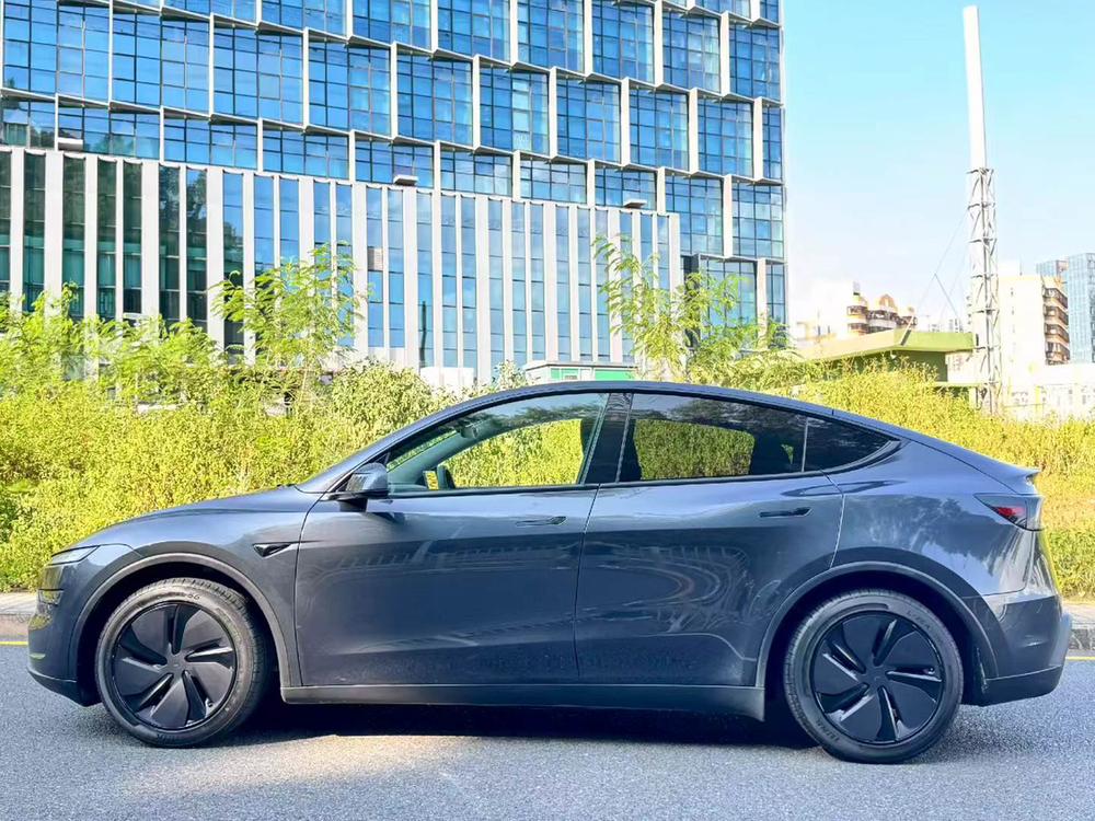 Tesla Model Y 2025 car image #3