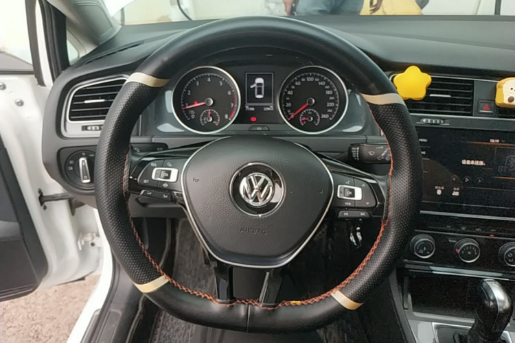 Volkswagen Golf 2020 car image #11