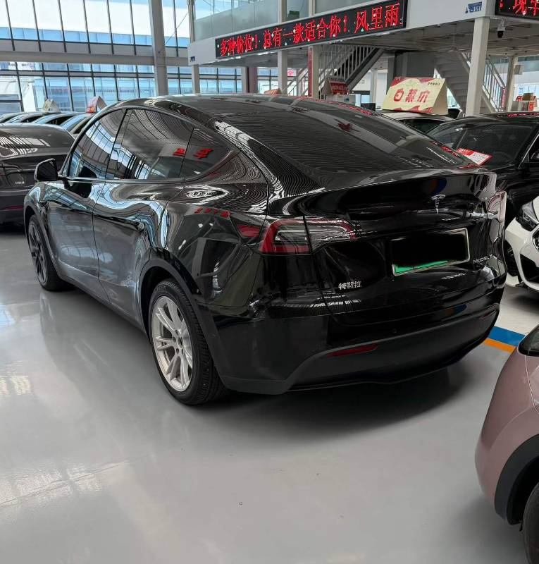 Tesla Model Y 2023 car image #3