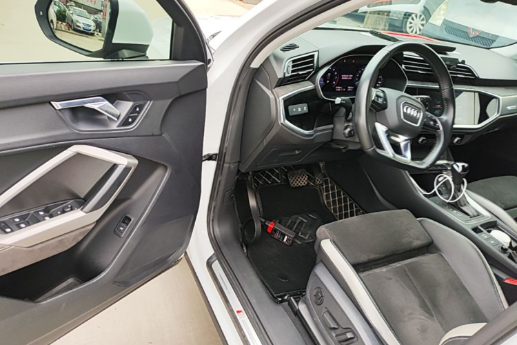 Audi Q3 2020 car image #16