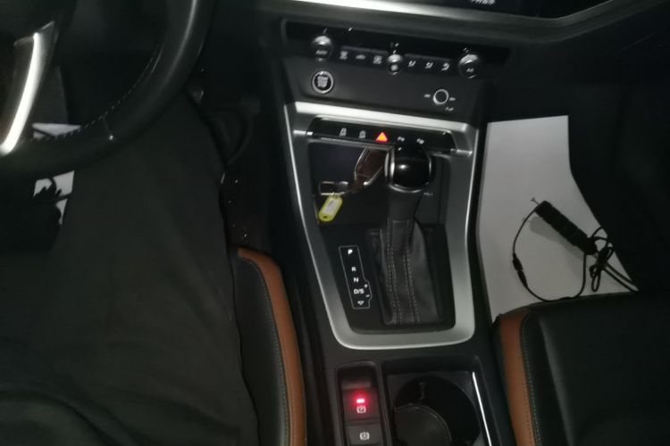 Audi Q3 2022 car image #14