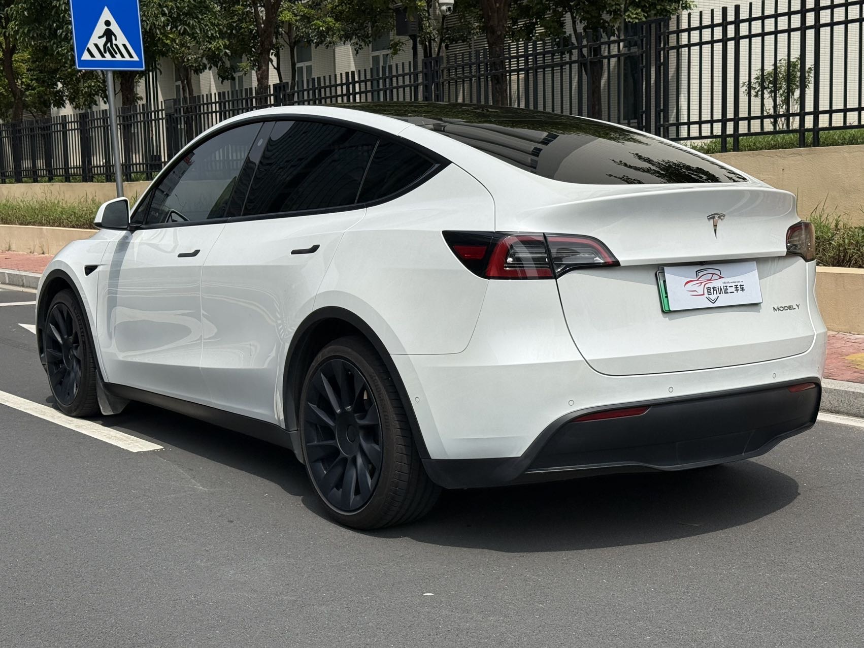 Tesla Model Y 2021 #4 Tesla Model Y 2021 car image #4