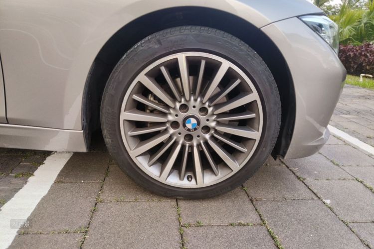 BMW 3 Series 2019 car image #9