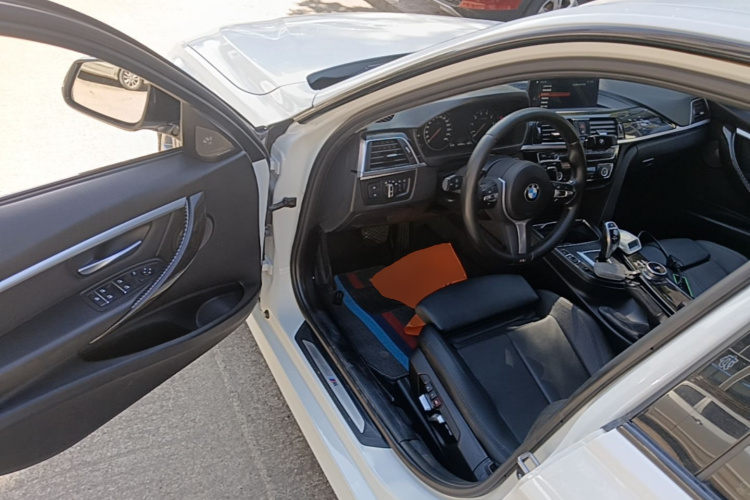 BMW 3 Series 2019 car image #16