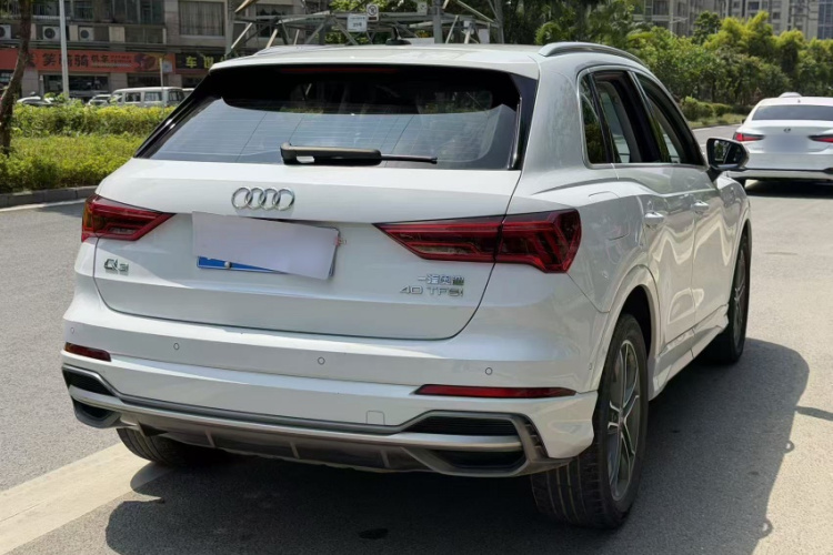 Audi Q3 2023 car image #10