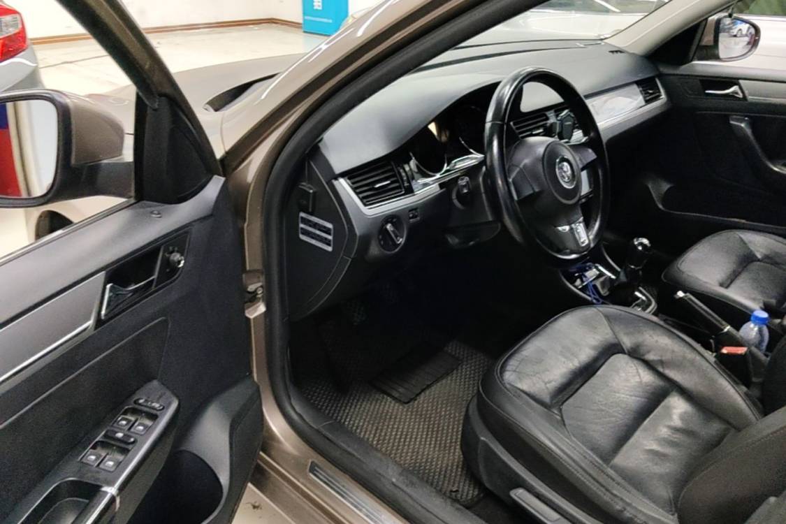 Volkswagen Bora 2014 car image #24