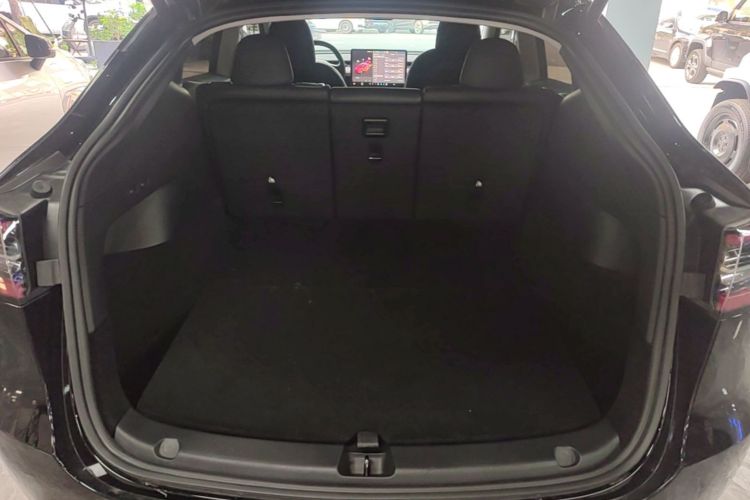 Tesla Model Y 2023 immagine di auto #19