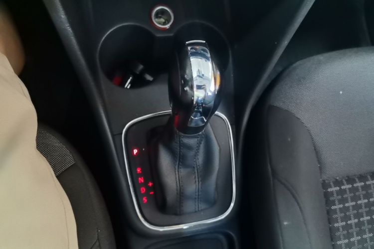 Volkswagen Polo 2015 car image #14