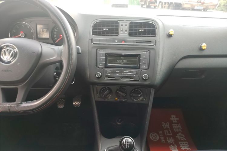 Volkswagen Polo 2015 car image #13