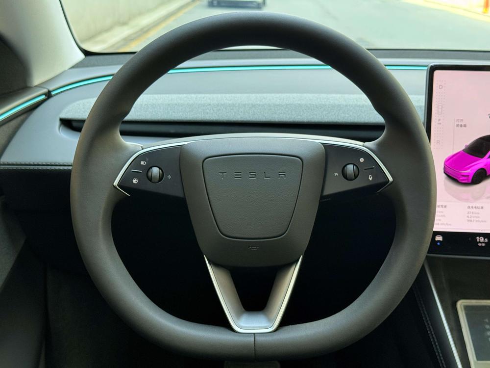 Tesla Model Y 2025 #13 Tesla Model Y 2025 car image #13