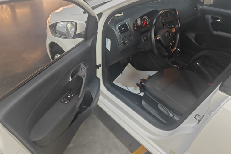 Volkswagen Polo 2018 car image #12