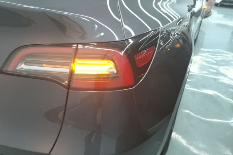 Tesla Model Y 2023 immagine di auto #8