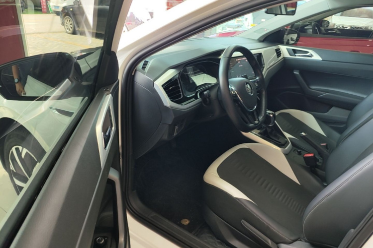 Volkswagen Polo 2019 car image #16