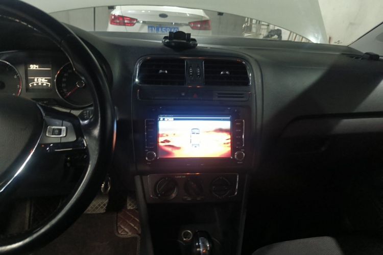 Volkswagen Polo 2016 car image #13