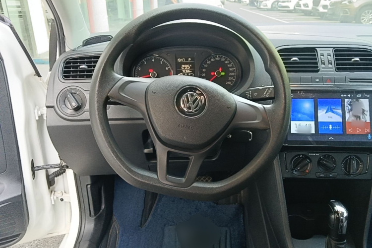 Volkswagen Polo 2018 car image #11