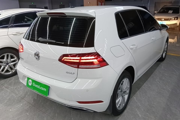 Volkswagen Golf 2019 car image #7