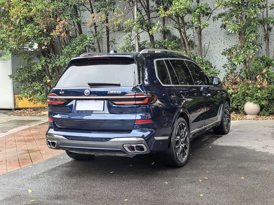 BMW X7 M60i 2023 #41 BMW X7 M60i 2023 car image #41