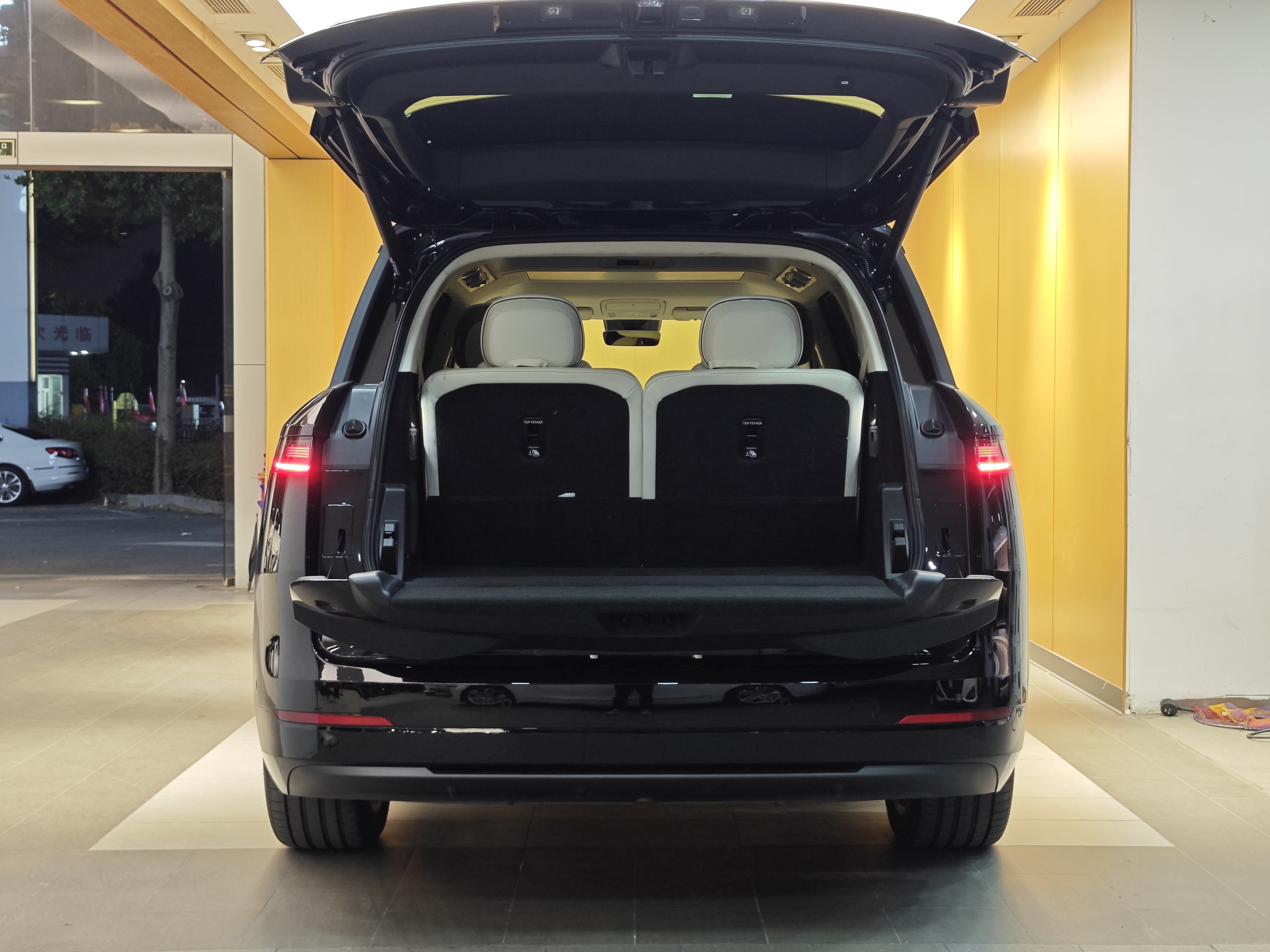 Lynk & Co 900 2025 car image #41