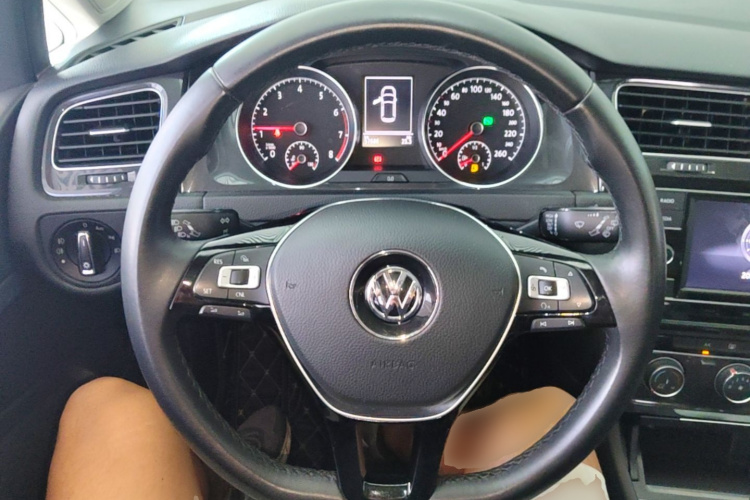 Volkswagen Golf 2018 car image #11