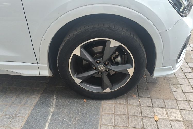 Audi Q3 2019 car image #9