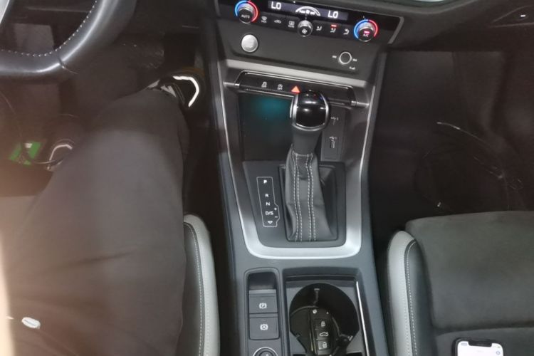 Audi Q3 2020 car image #16