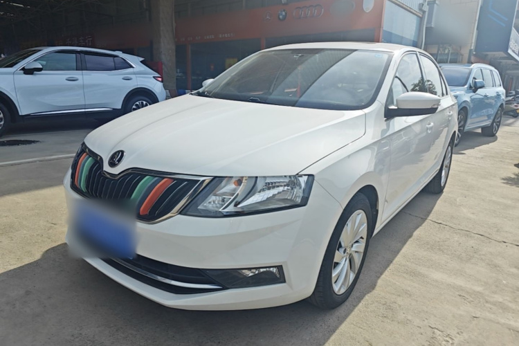 2019 car image #2