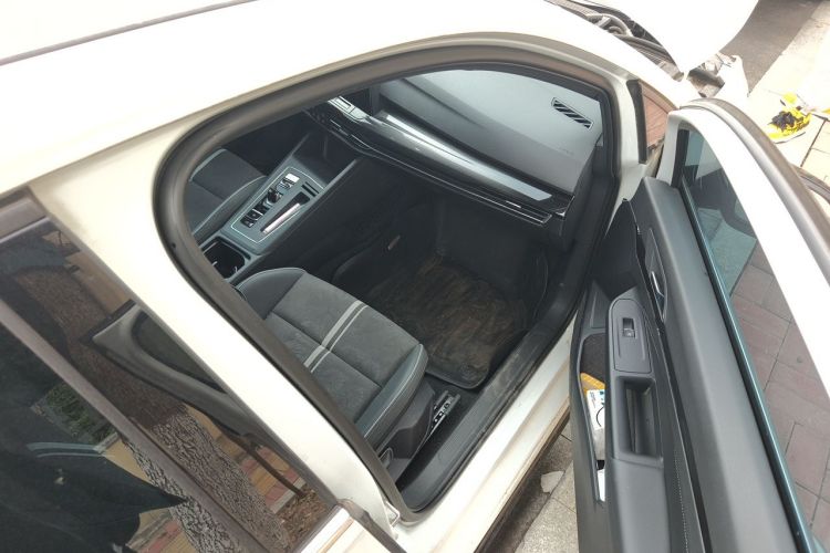 Volkswagen Golf 2023 car image #21