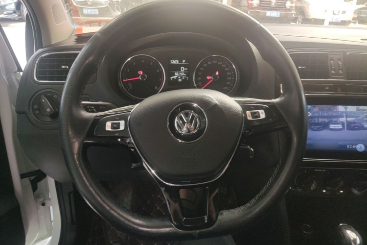 Volkswagen Polo 2016 car image #15