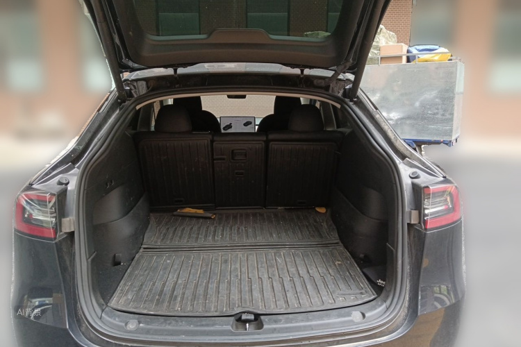 Tesla Model Y 2023 car image #21