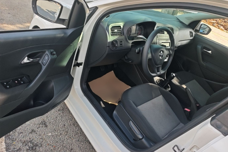 Volkswagen Polo 2015 car image #16