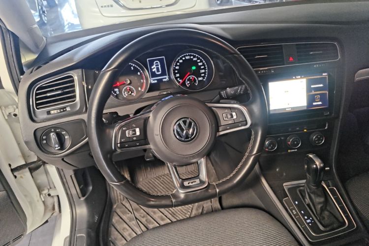Volkswagen Golf 2020 car image #11