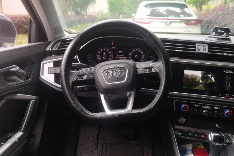 Audi Q3 2020 car image #12