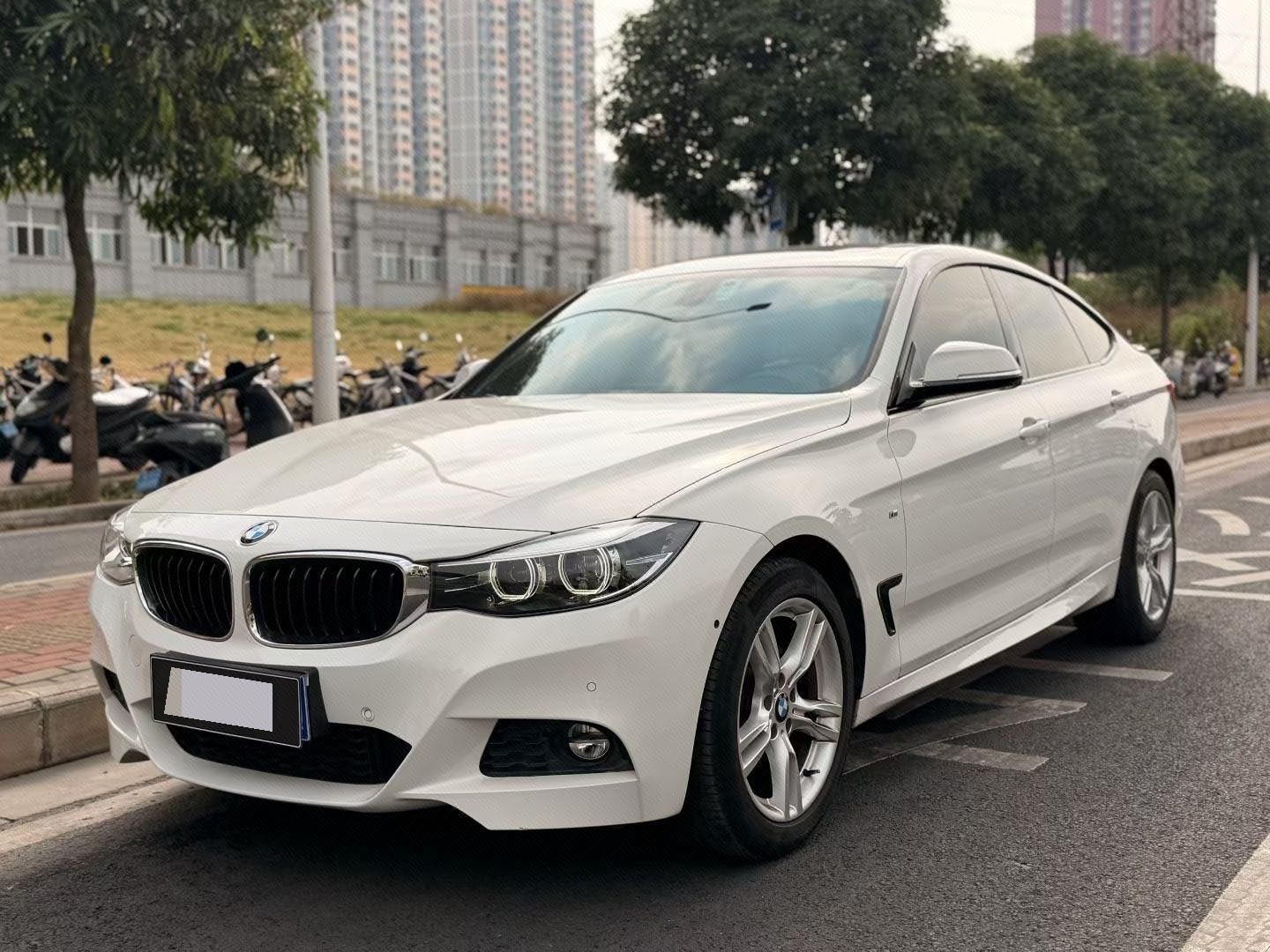BMW 3 Series GT 2018 BMW 3 Series GT 2018 car image