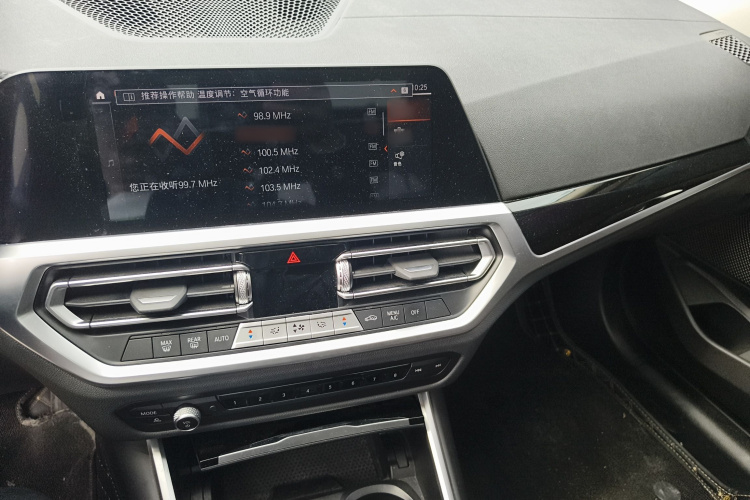 BMW 3 Series 2022 صورة سيارة #17