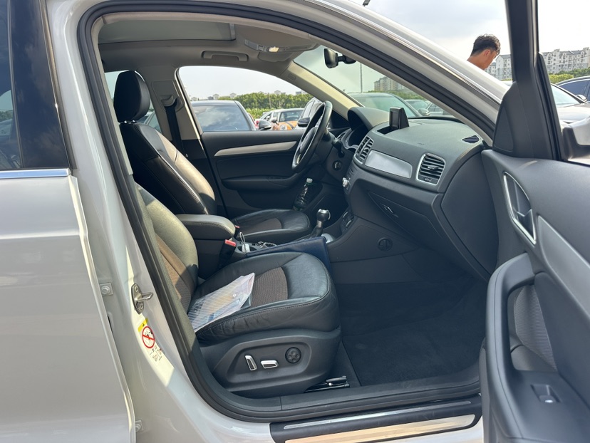 Audi Q3 2018 car image #8