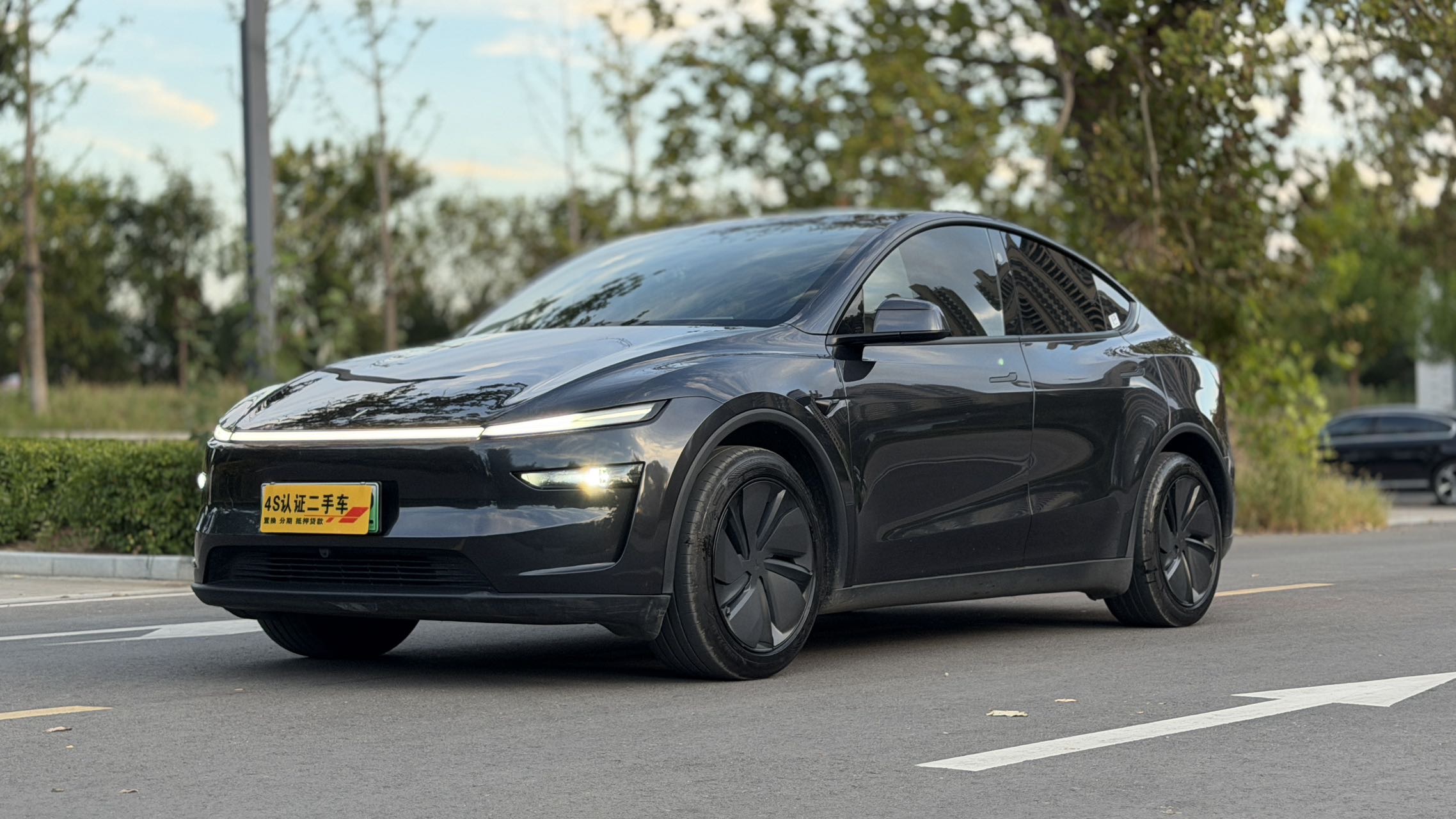 Tesla Model Y 2025 immagine di auto 