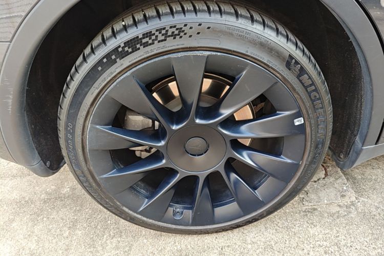 Tesla Model Y 2024 car image #10