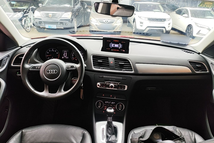 Audi Q3 2018 car image #10