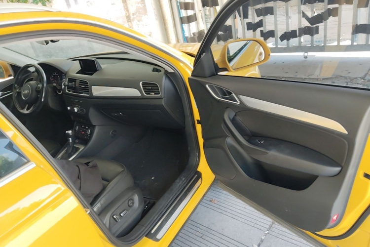 Audi Q3 2016 car image #27