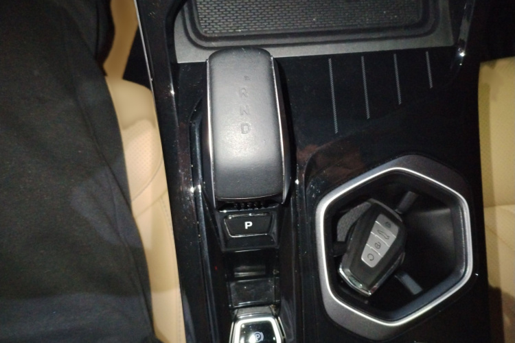 GEELY Boyue L 2023 car image #18