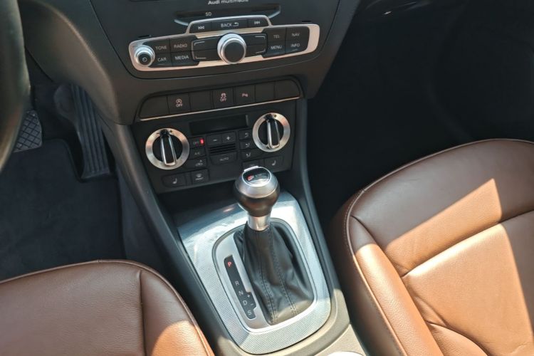 Audi Q3 2015 car image #14