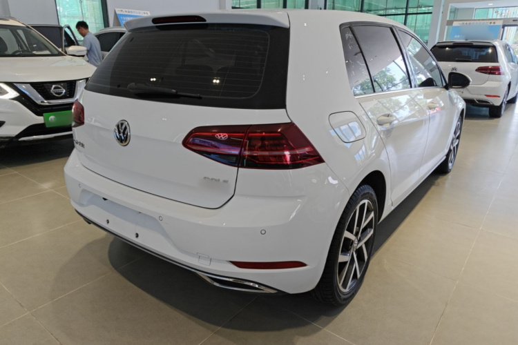 Volkswagen Golf 2018 car image #7