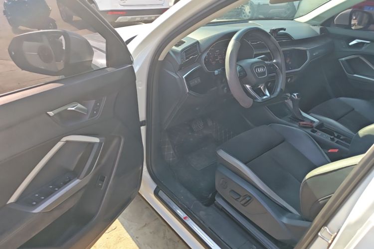 Audi Q3 2019 car image #12